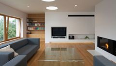 Hlavní obytný prostor se obtáí kolem centrální krbové zdi