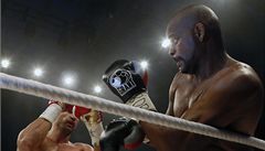 Vladimir Kli�ko (vlevo) zatla�il Tonyho Thompsona do provaz� hned n�kolikrát