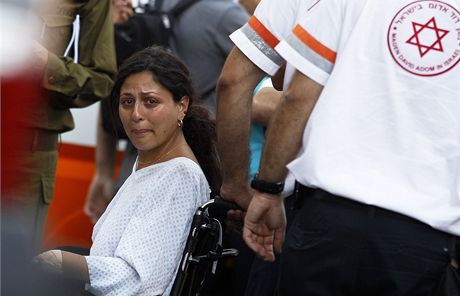 Izraeleská turistka, kterou v oku po výbuchu autobusu odváejí do nemocnice