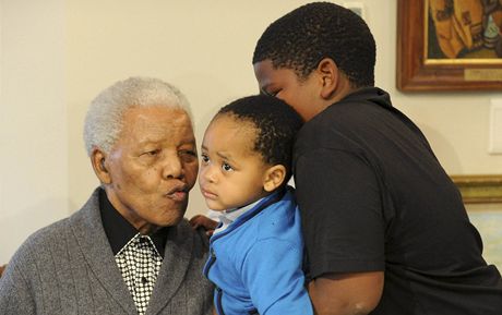 Nelson Mandela se svými vnouaty na snímku z roku 2012