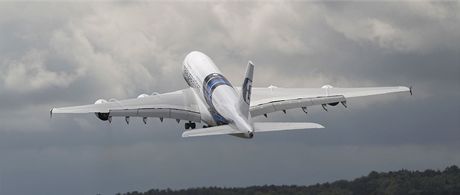 Airbus A380 vzlétá na pehlídce aerosalonu ve Farnborough u Londýna.