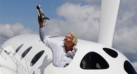 Richard Branson na aerosalonu ve Farnborough u Londýna.