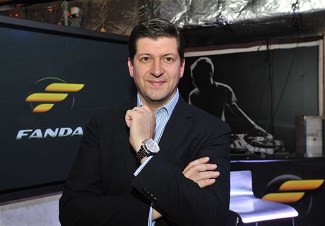 Generální editel TV Nova Jan Andruko, v pozadí logo nového kanálu Fanda