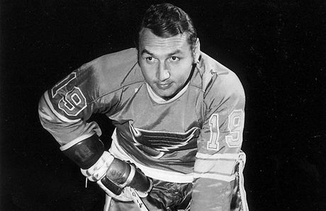 Legendární eskoslovenský hokejista Jaroslav Jiík v dresu klubu St. Louis Blues z NHL