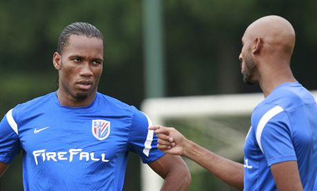 Fotbalisté Didier Drogba (vlevo) a Nicolas Anelka v anghajském klubu en-chua