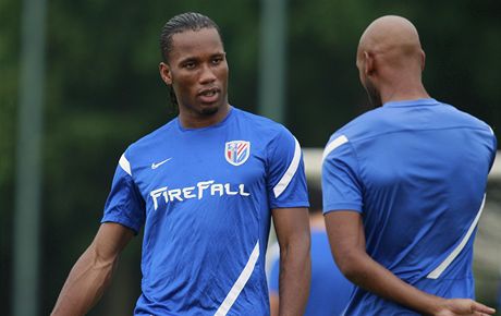 Fotbalisté Didier Drogba (vlevo) a Nicolas Anelka v anghajském klubu en-chua