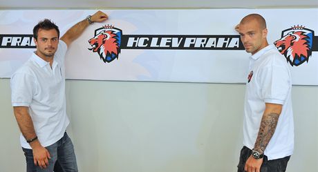 Hrái Jakub Klepi (vpravo) s Michalem epíkem z hokejového klubu HC Lev Praha