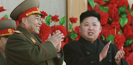 Ri Jong-ho a Kim ong-un na snímku z února 2012