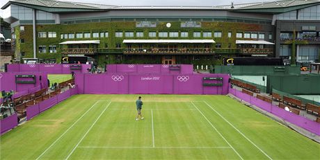 Tenisov kurty na Wimbledonu (All England Club) se hal do olympijskch barev