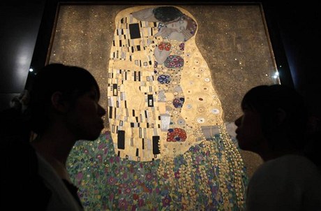 Gustav Klimt: Polibek, muzeum Belvedere ve Vídni