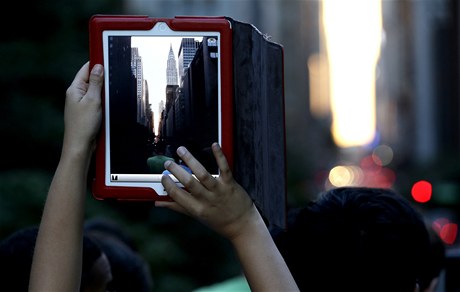 ena si fotí na iPad neobvyklý západ slunce na Manhattanu.