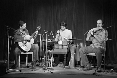 Ingo Bellmann (vlevo) s kapelou Jablko. Archivní snímek z roku 1982.