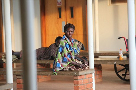 Pacienti nemocnice v Buikwe.