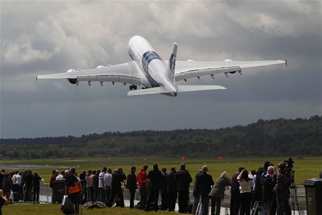 Airbus A380 vzlétá na pehlídce aerosalonu ve Farnborough u Londýna.