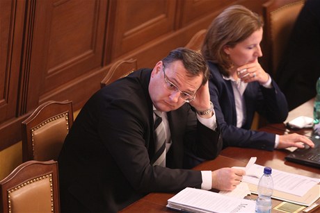 Poslanecká snmovna má hlasovat o vyhláení nedvry vlád na popud opoziních stran kvli kauze CASA a telefonátm ministra financí Miroslava Kalouska policii.