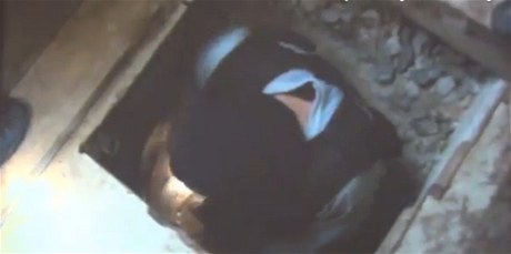 Policista slézá do paeráckého tunelu