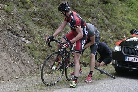 Australský cyklista Cadel Evans píchnul na pipínácích hned tikrát a piel o nadji na obhajubu vítzství na Tour de France
