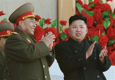 Ri Jong-ho a Kim ong-un na snímku z února 2012