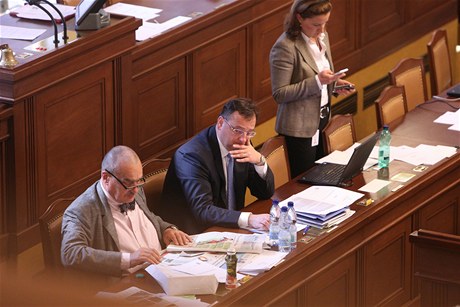 Karel Schwarzenberg,Petr Nečas a Karolína Peake ve sněmovně.