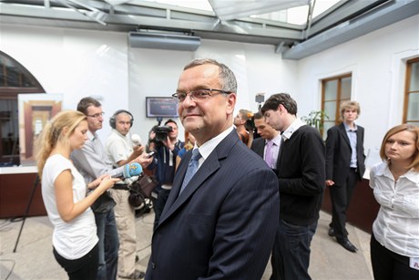 Ministr financí Miroslav Kalousek na tiskové konferenci.