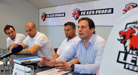 Zprava generální manažer Normunds Sejejs, trenér Josef Jandač a hráči Jakub Klepiš, Michal Řepík 