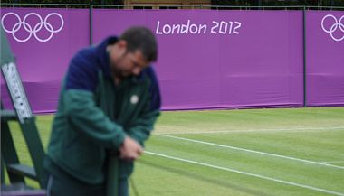 Tenisov kurty na Wimbledonu (All England Club) se hal do olympijskch barev
