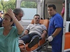 Jeden z izraelských turist pi pevozu do nemocnice v Burgasu