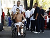 Izraelec, kterého po výbuchu autobusu odváejí do nemocnice