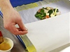Peliv uzaveme do alobalu nebo peicího papíru (pokud pouíváme papír, pomeme si natením okraj vajeným loutkem.