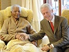 Mandelovi osobn poblahopál i bývalý americký prezident Bill Clinton. Navtívil ho spolen se svou dcerou Chelsea.