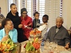 Nelson Mandela bhem oslavy s rodinou.