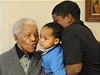 Mandela dává pusu svým pravnukm. Bývalý jihoafrický prezident ve stedu oslavil 94. narozeniny.