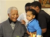 Mandela bhem rodinné oslavy. Na fotografii se svými pravnuky.