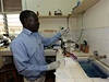 Léka James Kiyengo z Vojenské nemocnice v Kampale.
