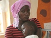 ena s díttem na dtském oddlení nemocnice v ugandském Buikwe. 