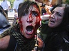 Zranná demonstrantka v centru Madridu. Tam ve stedu takzvaným erným pohodem vyvrcholily 44 dní trvající protesty proti úsporným opatením vlády premiéra Mariana Rajoye