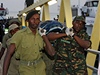 Tanzántí vojáci nesou rakev s obtí lodní tragédie. 