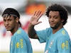 Brazilský fotbalista Neymar (vlevo) se spoluhráem Marcelem