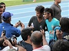 Brazilský fotbalista Neymar s fanouky