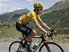 Britský cyklista Bradley Wiggins ve lutém dresu pro vedoucího jezdce Tour de France