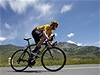 Britský cyklista Bradley Wiggins ve lutém dresu pro vedoucího jezdce Tour de France