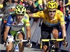 Britský cyklista Bradley Wiggins (vpravo) a Ital Vincenzo Nibali, který lídra Tour de France kritizova za to, e nerespektuje soupee