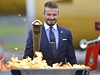 Slavný anglický fotbalista David Beckham s olympijskou pochodní