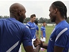 Fotbalisté Didier Drogba (vpravo) a Nicolas Anelka v anghajském klubu en-chua