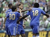 Fotbalista Chelsea Romelu Lukaku (vpravo) sklízí gratulace od spoluhrá