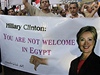 Hillary Clintonovou v Egypt pivítal nepátelský dav.