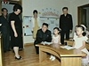 Kim ong-un mezi malými dívkami.
