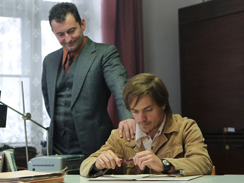 Podepí�e? Samoz�ejm�. Adam (Ji�í Mádl) práv� �iní rozhodnutí, které vydá na celove�erní film. 