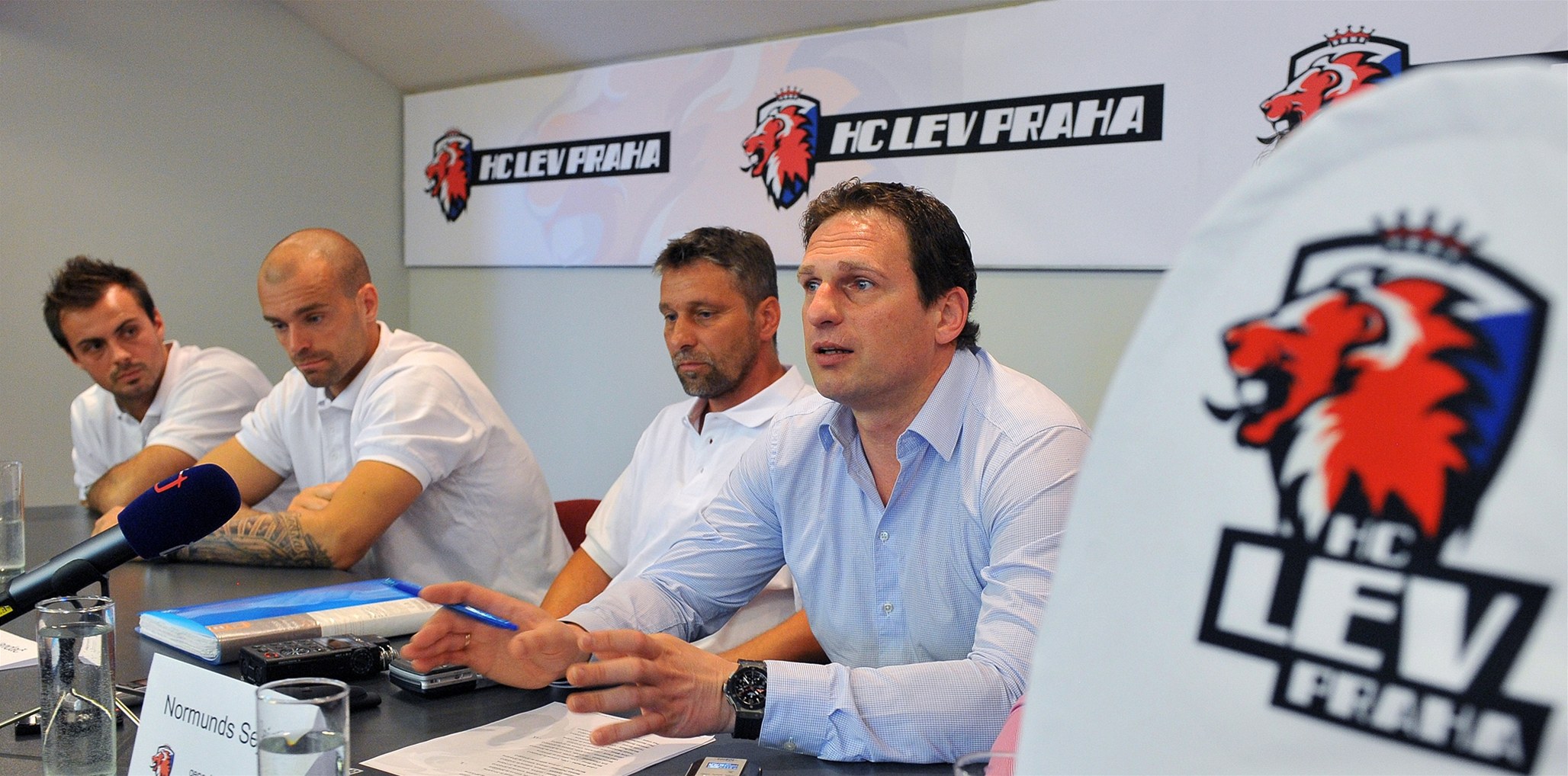 Zprava generální manaer Normunds Sejejs, trenér Josef Janda a hrái Jakub Klepi, Michal epík 