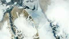 Od grónského ledovce se odlomil obrovský kus ledu